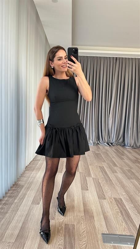 Siyah Eteği Fiyonkulu Elbise